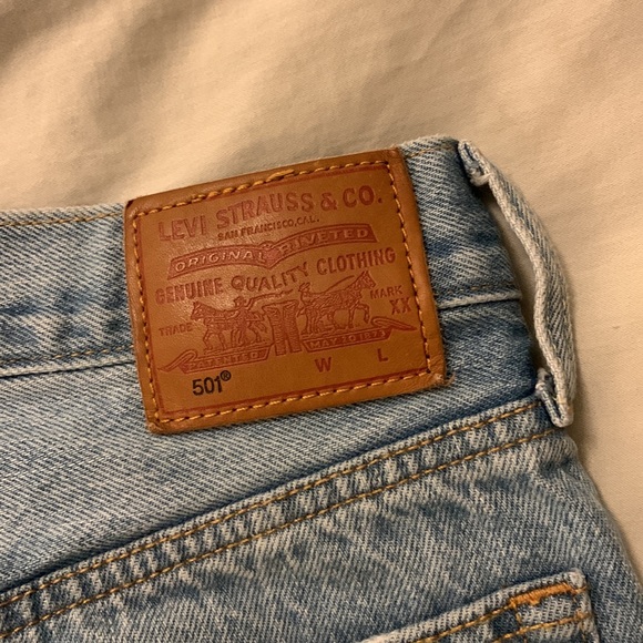 Levi’s 501 mid thigh distressed shorts | Light wash | Button fly | Size 26 - Picture 3 of 4